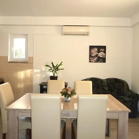 Apartment Ideal For Larger Groups Or Larger Families