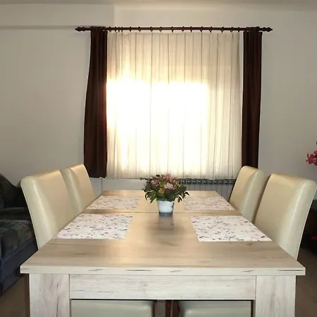 Apartment Ideal For Larger Groups Or Larger Families
