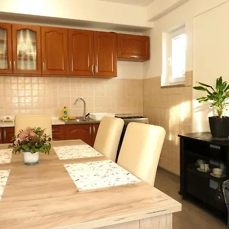 Ideal For Larger Groups Or Larger Families *