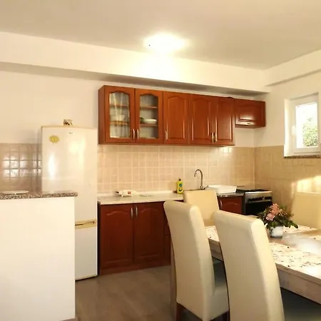 Apartment Ideal For Larger Groups Or Larger Families